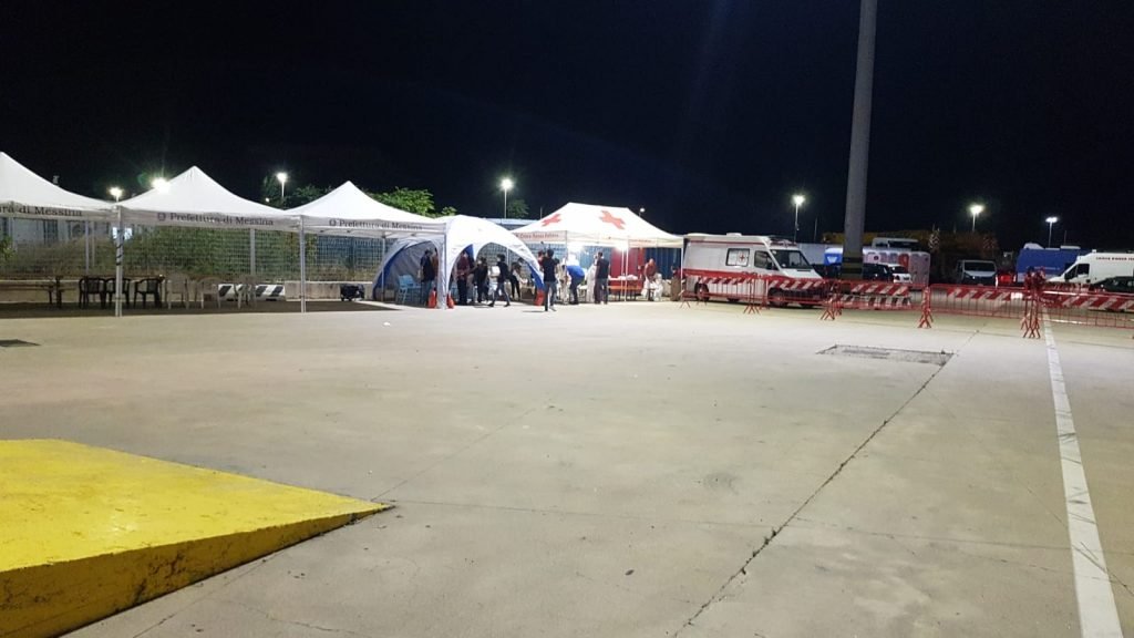 Sbarcati ieri notte a Messina 204 migranti dopo salvataggio di Guardia Costiera 2 IMG 20210925 WA0021