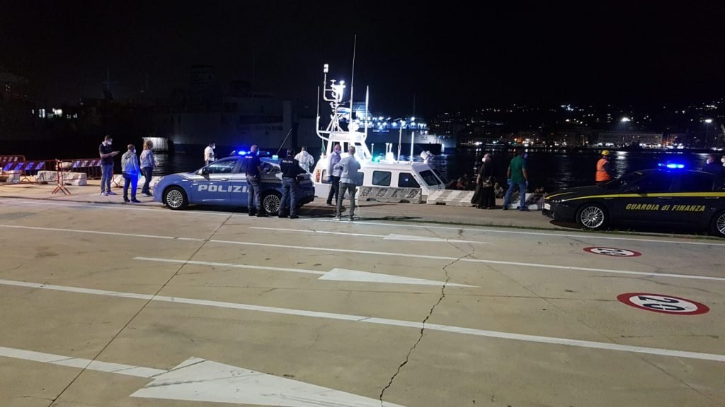 Sbarcati ieri notte a Messina 204 migranti dopo salvataggio di Guardia Costiera 3 IMG 20210925 WA0025