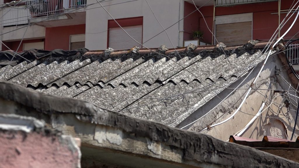 Camaro Sottomontagna, video reportage: le baracche a Messina non sono sparite e si sono riempite di rifiuti ... 2 Sequenza 01.00 25 23 14.Immagine001