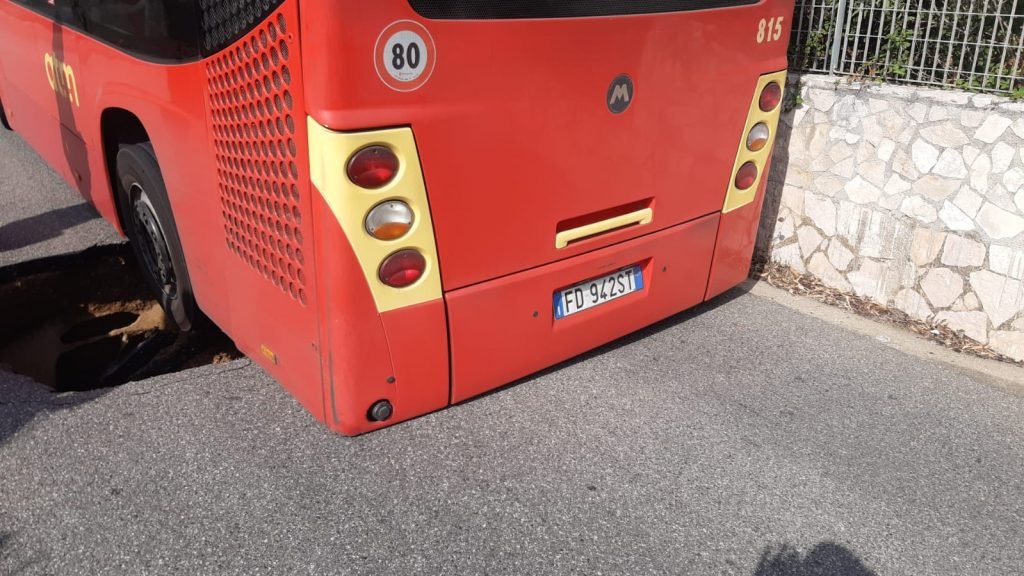 Autobus ATM sprofonda in grossa buca apertasi sulla Strada Provinciale a Sperone 2 WhatsApp Image 2021 09 28 at 20.58.19
