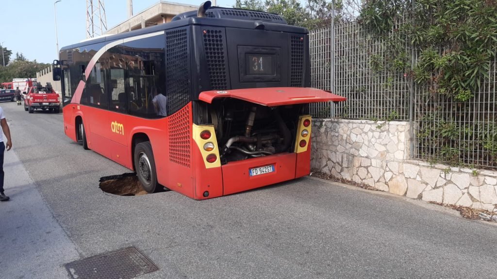 Autobus ATM sprofonda in grossa buca apertasi sulla Strada Provinciale a Sperone 3 WhatsApp Image 2021 09 28 at 20.58.21