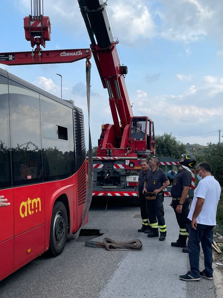 Autobus ATM sprofonda in grossa buca apertasi sulla Strada Provinciale a Sperone 5 WhatsApp Image 2021 09 28 at 20.58.43