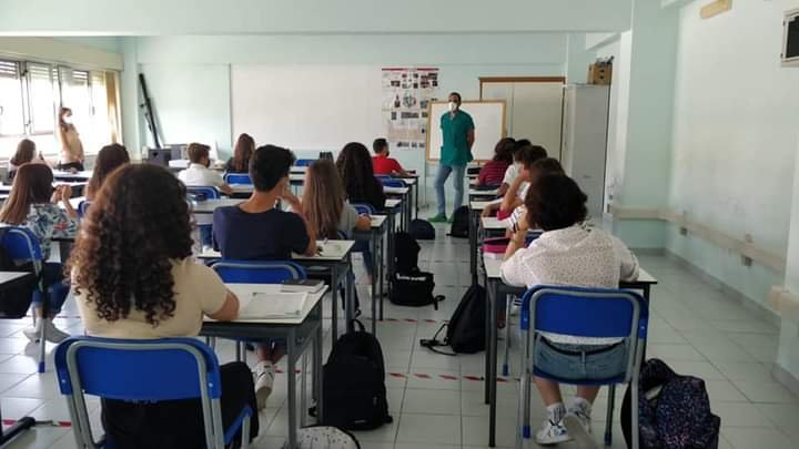 Tuttoscuola: "Tra 10 giorni rischio Dad per la metà degli studenti" 1 vaccino a scuola