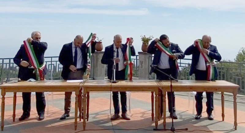 Comuni etnei in ginocchio per la cenere lavica si sfilano la fascia tricolore. "Rischiamo il dissesto" 1 sindaci etnei