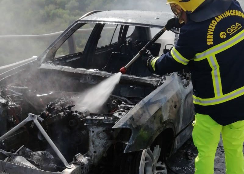 Auto dilaniata dalle fiamme sulla A20, scongiurato il peggio 1 2