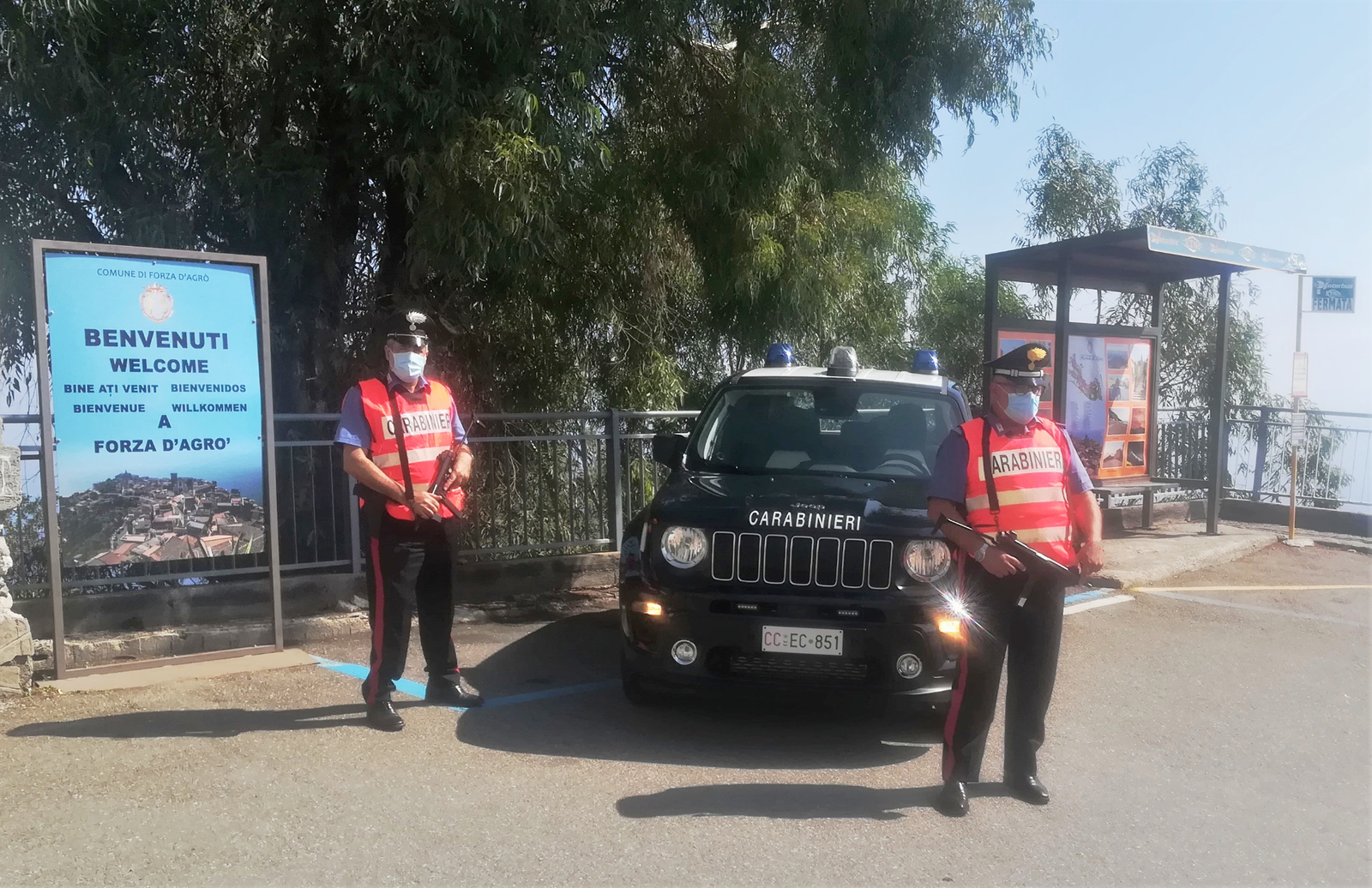 <strong>Forza d’Agro (ME): Combustione illecita di rifiuti. Un uomo denunciato dai Carabinieri.</strong> 3 Carabinieri Forza dAgro