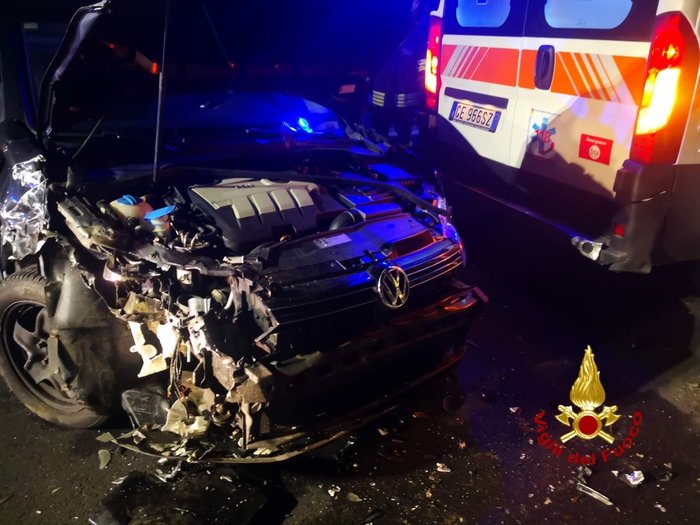 Auto investe medico ed infermiera di ambulanza del 118 durante un soccorso 1 auto su ambulanza