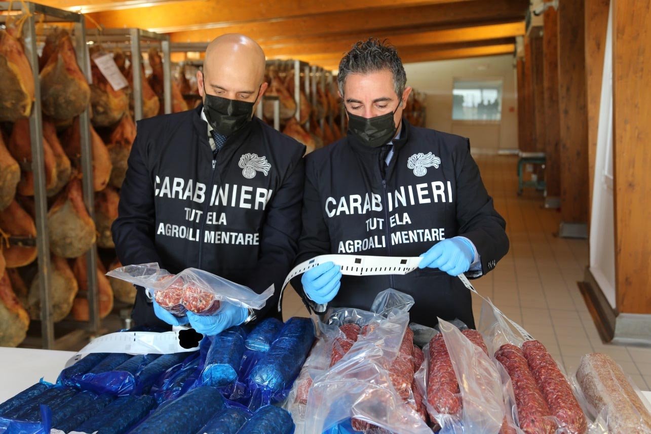 Operazione “barbecue tre”. Sequestrate 14 tonnellate di salumi . 1 cc ambientale