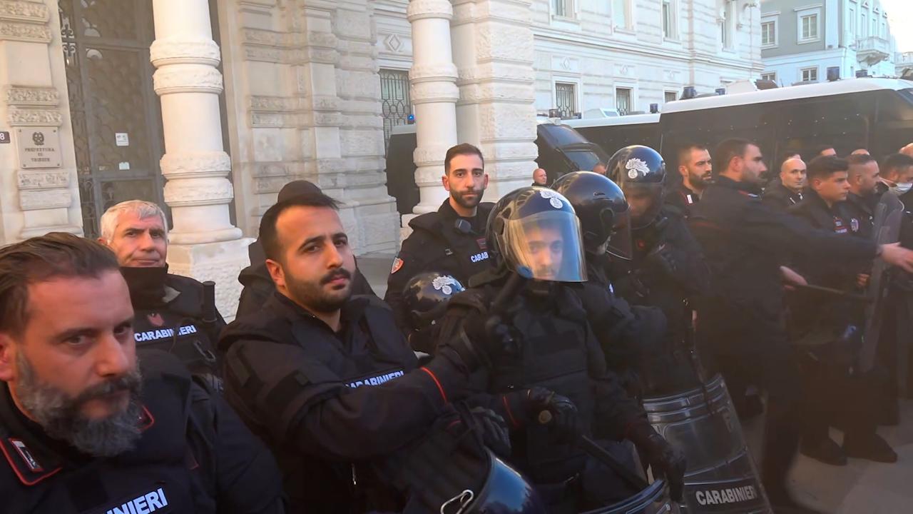 Scontri Green Pass - La violenza è sempre violenza, non c'è destra o sinistra. E va sempre condannata. Ma la vera colpa è di chi governa. 1 trieste cc levano caschi