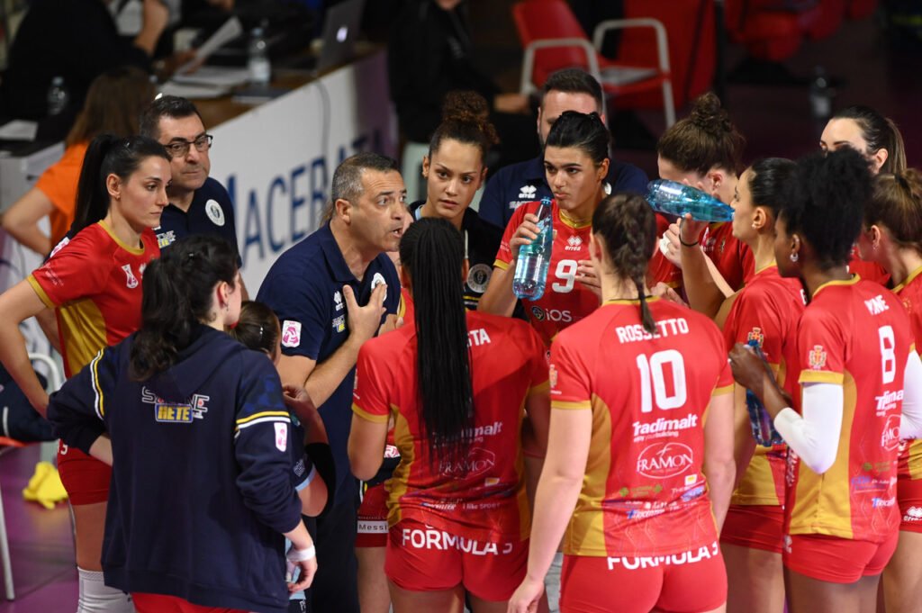 Una strepitosa Akademia Città Di Messina al “Banca Forum” di Macerata: batte in tre set la CbF Balducci Hr e si regala la semifinale di Coppa Italia. Coach Bonafede: “Puntiamo sulla compattezza del gruppo” 2 aka 8