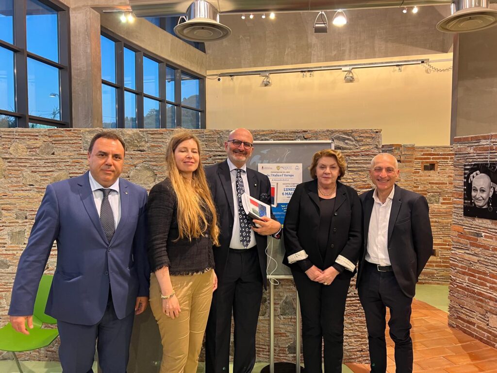 VIDEO interviste - A Spadafora presentato al Museo dell'Argilla il libro del Generale Alessandro Butticè. Grande partecipazione di studenti 1 Caterina Chinnici a Spadafora libro Butticé