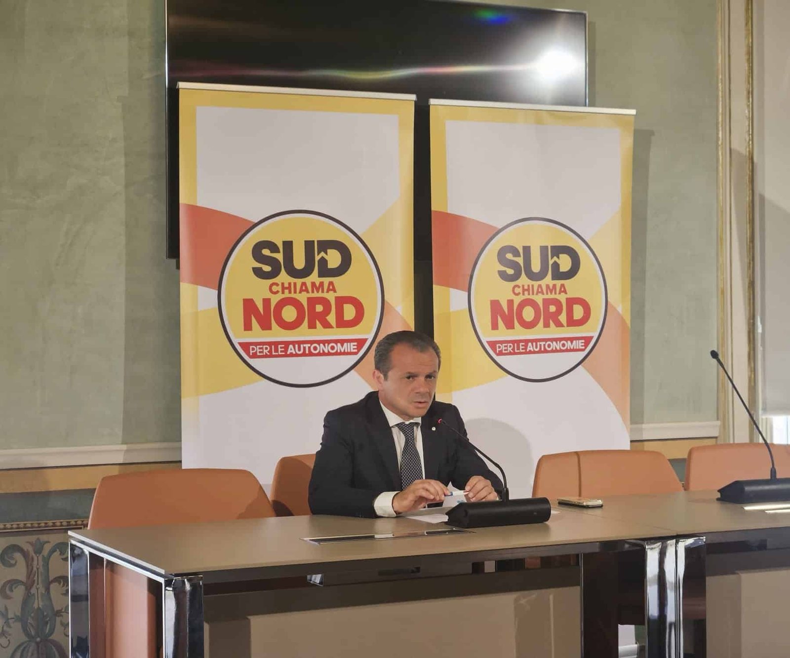 REGIONE - IL SINDACO DI TAORMINA, COME NEL GIOCO DELL'OCA, DA OTTOBRE RIPARTE DAL VIA CON IL "TOUR DEL FARE" E LANCIA UN SEGNALE A PD E M5S 35 DE LUCA 10 LUGLIO