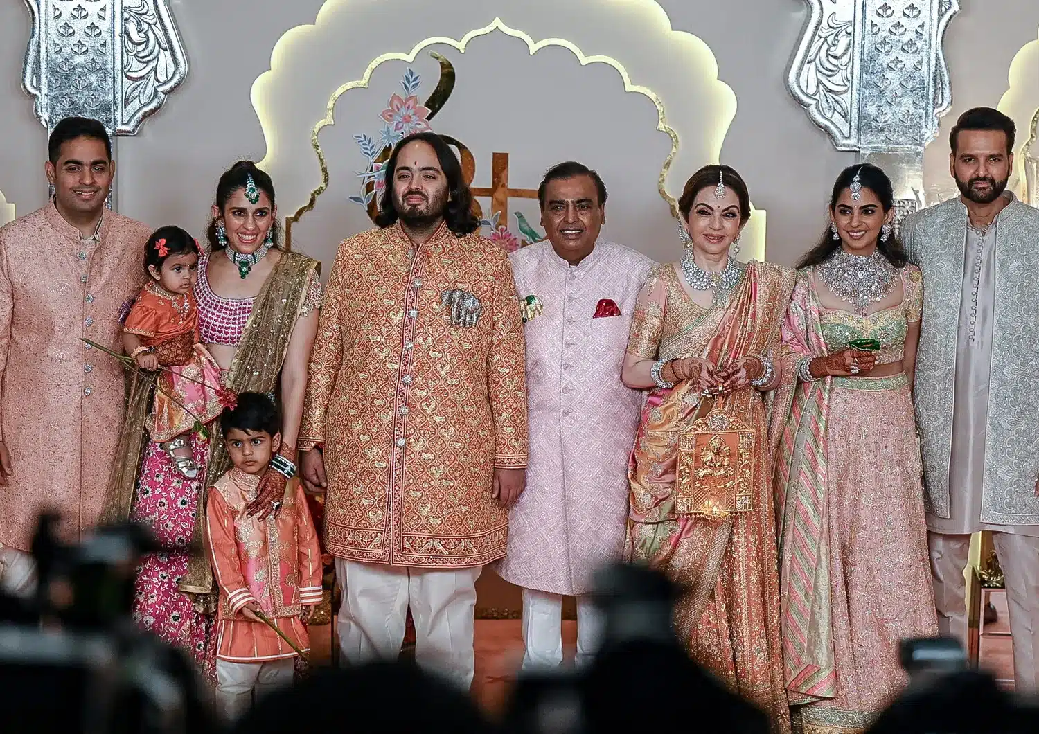 Sette mesi di festeggiamenti e migliaia di ospiti. Al via le nozze del figlio di Ambani, l'uomo più ricco dell'Asia 4 ambani