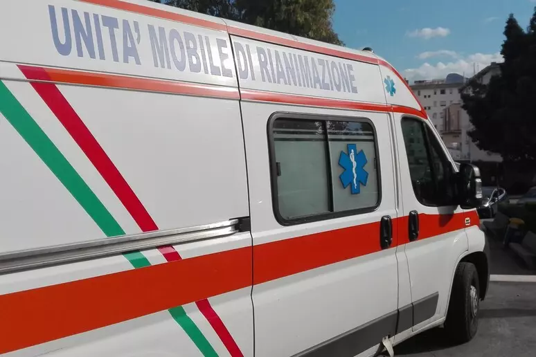 Malore mentre nuota, muore una donna nel giorno del suo compleanno 1 ambul