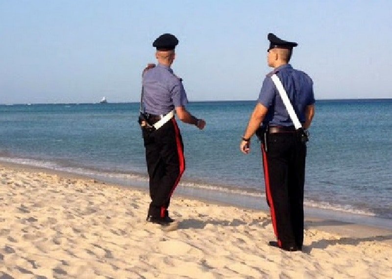 Tre donne in mare chiedono aiuto, entra in acqua e annega 1 carabinieri spiaggia mare
