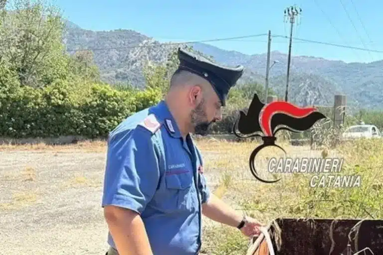 Ruba acqua potabile da pozzo per irrigare terreno, denunciato