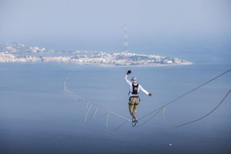 La lunga passeggiata a 200 metri di Jaan Roose tra Sicilia e Calabria