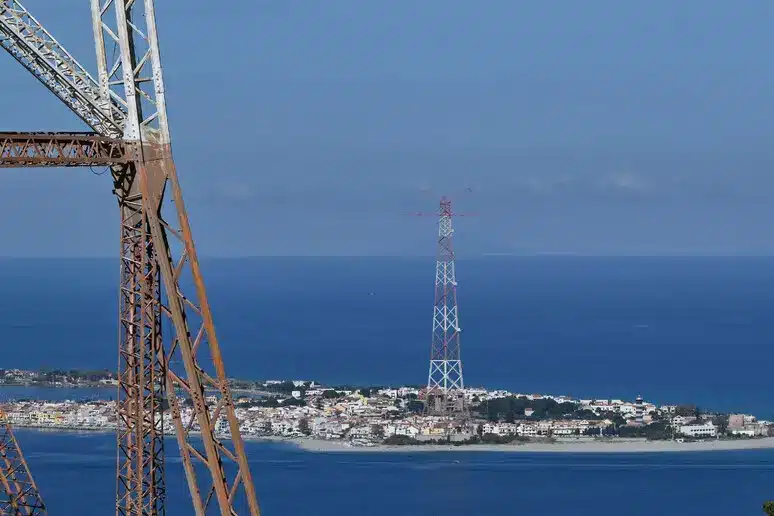 Jaan Roose ce l'ha fatta. Completata la camminata sul filo dalla Calabria alla Sicilia 2 stretto2