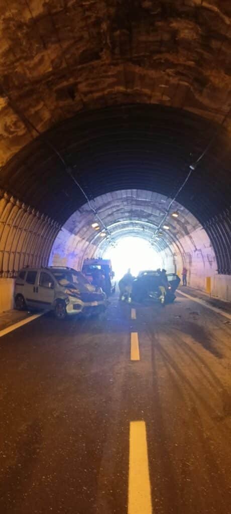 Incidente in A18 tra Giardini e Taormina. 4 vetture e 4 feriti 2 1000117015