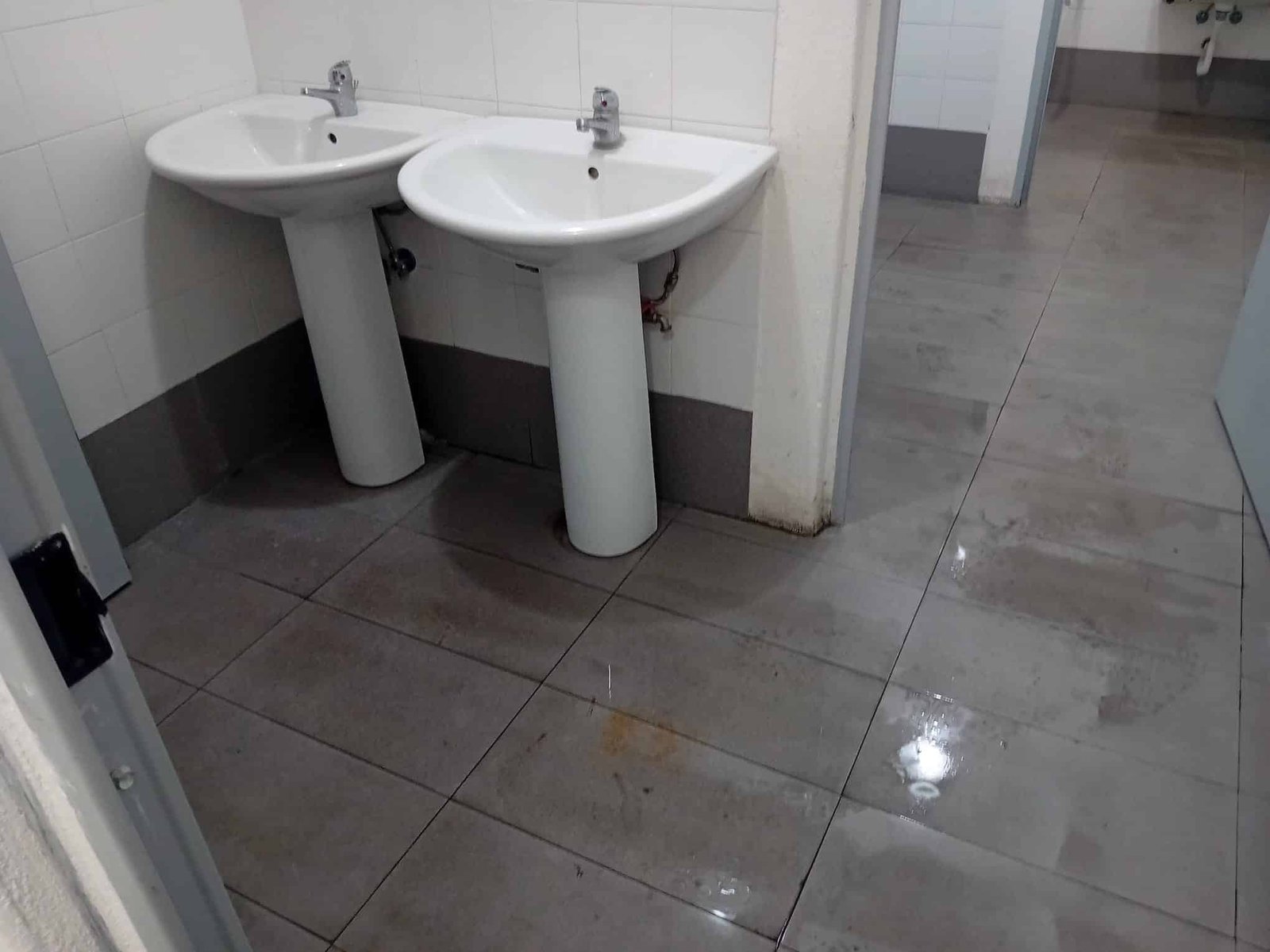 BAGNI ALLAGATI PARCHEGGIO ZAERA