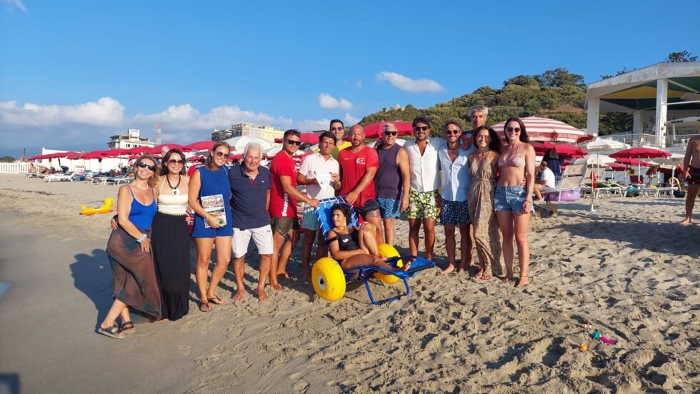 Messina, l’Associazione Nino Cucinotta consegna una seconda sedia JOB al Lido del Tirreno di Mortelle 1 Mortelle 1