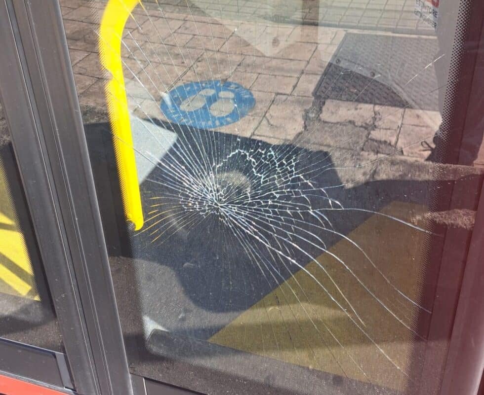 Utente inveisce contro un autista Atm e spacca il vetro del bus 1 VETRO ROTTO BUS