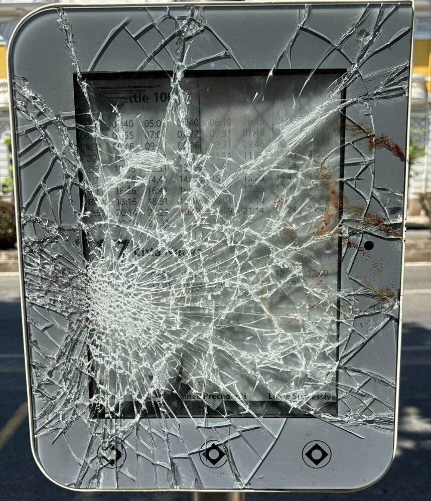 Atto vandalico: distrutta palina elettronica in Via Garibaldi. Atm: l’inciviltà non ci ferma 1 WhatsApp Image 2024 08 09 at 13.27.28 1