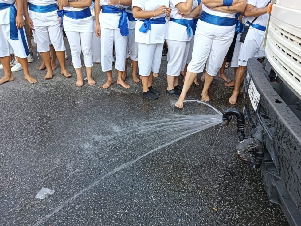 Messina "tuttapposto": la Vara, tra polemiche sull'acqua e la manifestazione a tutti i costi. A Taormina una consigliera felice per le strade lavate... LE FOTO 1 WhatsApp Image 2024 08 15 at 18.17.44