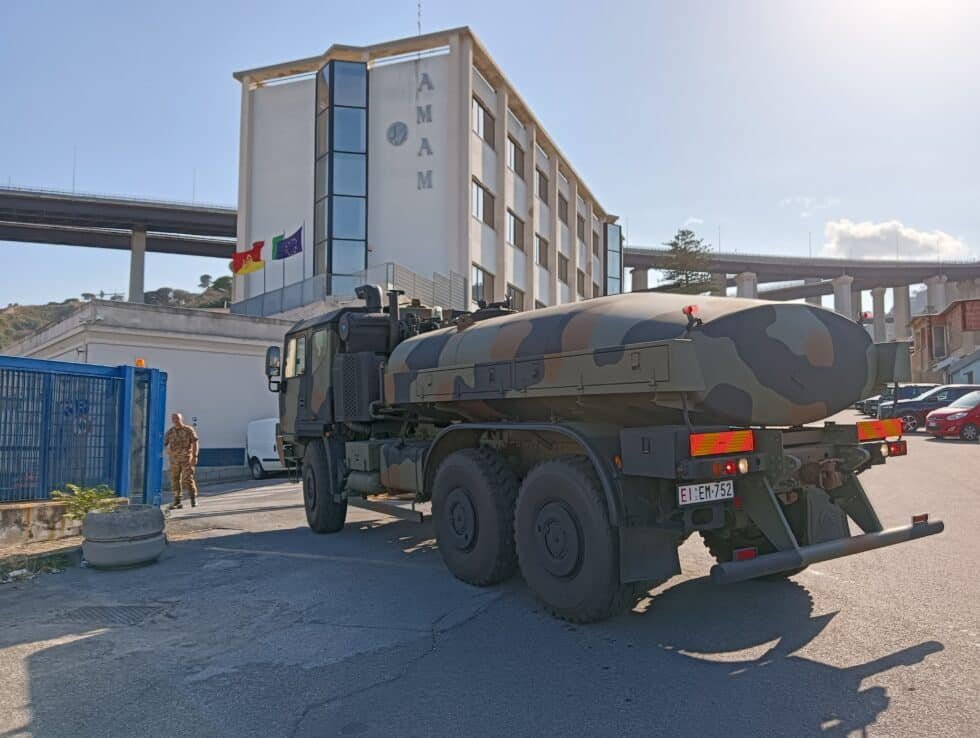 Pignoramenti spietati per l'acqua: AMAM, la riscossione a privati che lascia i pensionati senza risorse 1 autobotte esercito amam