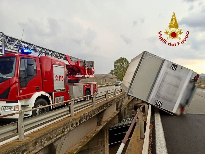 Camion si ribalta e resta in bilico su cavalcavia su A19 1 ba45724880cdf48d93f4f5bacf6df395