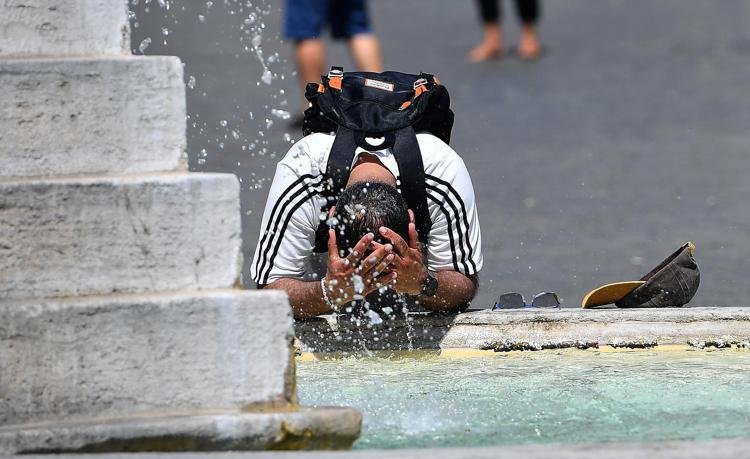 Caldo africano, oggi 9 città da bollino rosso e Messina arancione: domani salgono a 14 per afa record 2 caldo roma fg