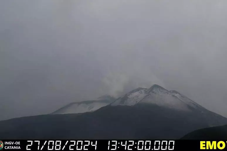 Freddo e neve sulla vetta dell'Etna, ma a Catania fa 30 gradi 1 etna neve