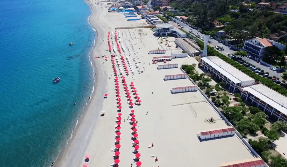 Lido del Tirreno, Mortelle: razzo esplode su sdraio, un altro in mare 1 lido tirreno