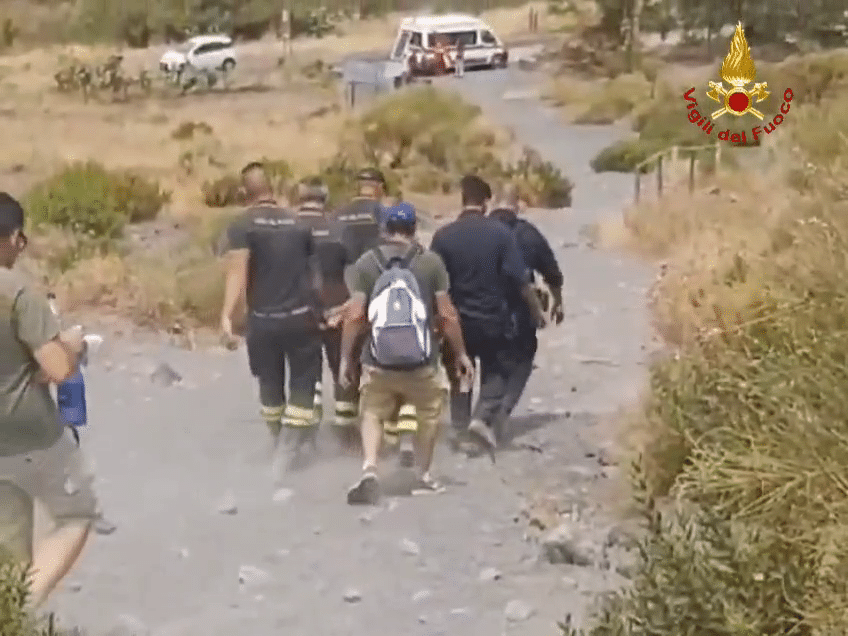 Vulcano, soccorso ad una turista infortunata 1 vlcsnap 2024 08 04 18h49m14s994