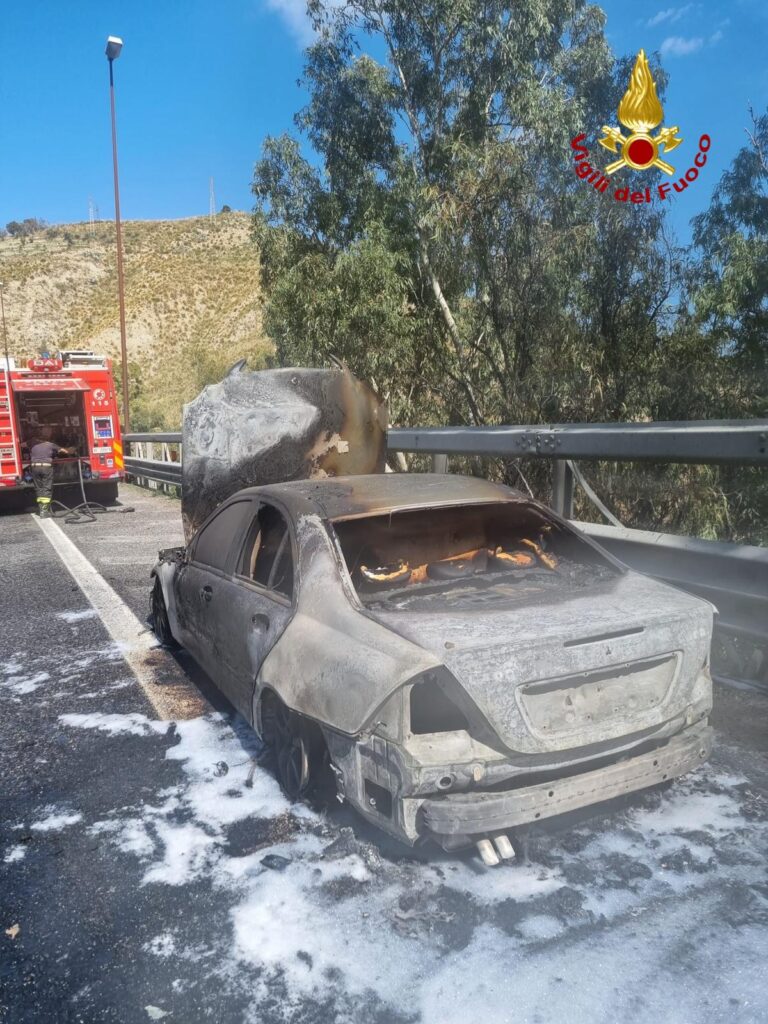 Messina - Auto in fiamme in tangenziale 2 1000143056