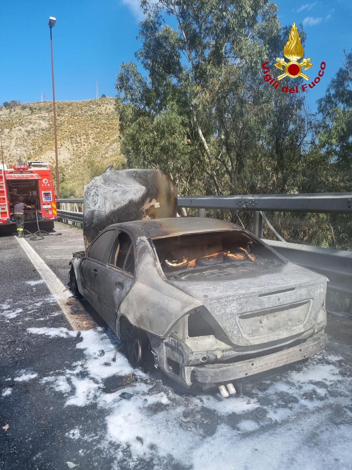 Messina - Auto in fiamme in tangenziale 10 1000143056
