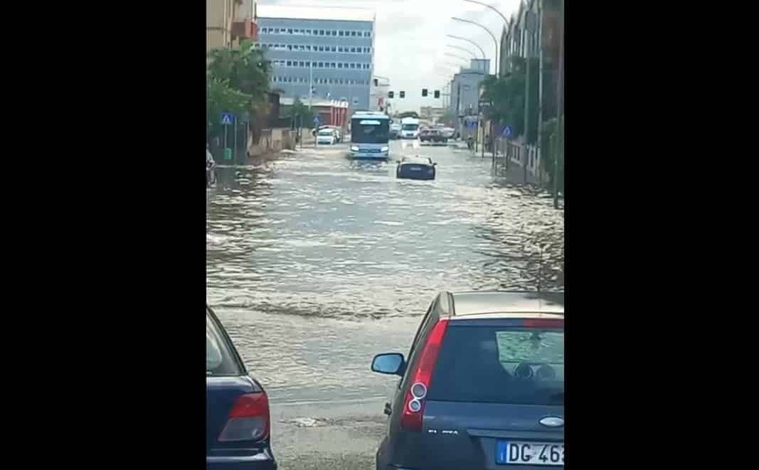 Maltempo: pioggia intensa e la via don Blasco si allaga 4 459144672 10231147416901271 8861300627035284417 n