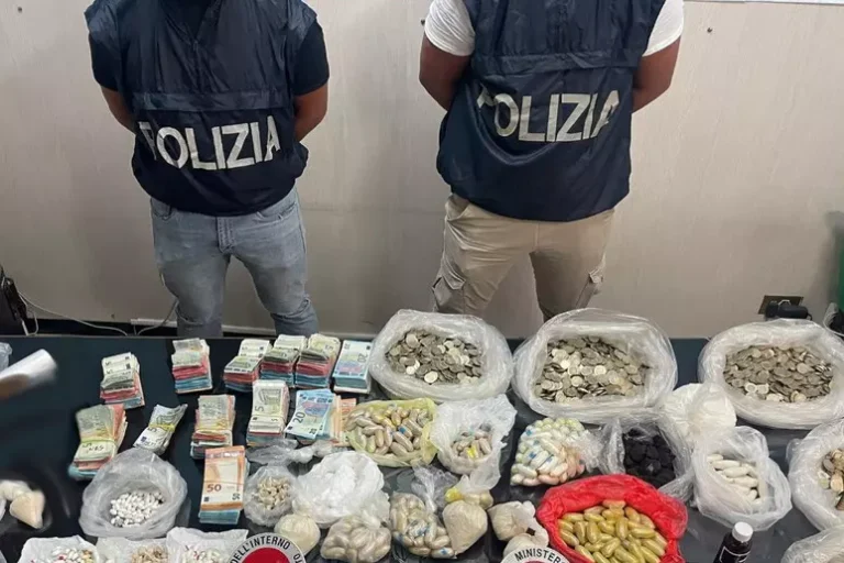 Laboratorio di droga a Ballarò: la disperazione delle monetine e delle banconote sgualcite. L'allarme per quelle nuove di zecca. Nigeriano espelle 70 ovuli di droga