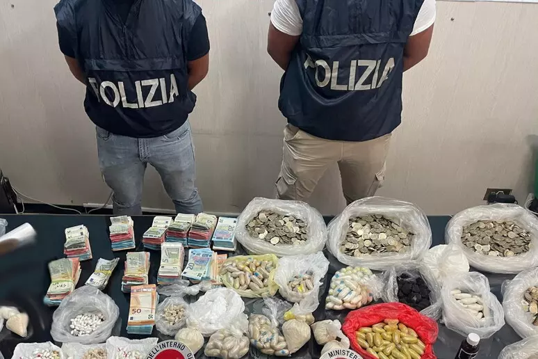 Laboratorio di droga a Ballarò: la disperazione delle monetine e delle banconote sgualcite. L'allarme per quelle nuove di zecca. Nigeriano espelle 70 ovuli di droga 1 47a6122977c467f86db191661eb435d0