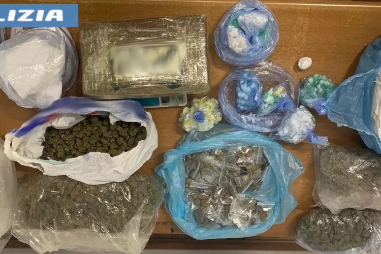 In casa 3 kg droga, armi e 500 munizioni, due arresti 1 7640fef494f9ea958ba2a582670c39d3