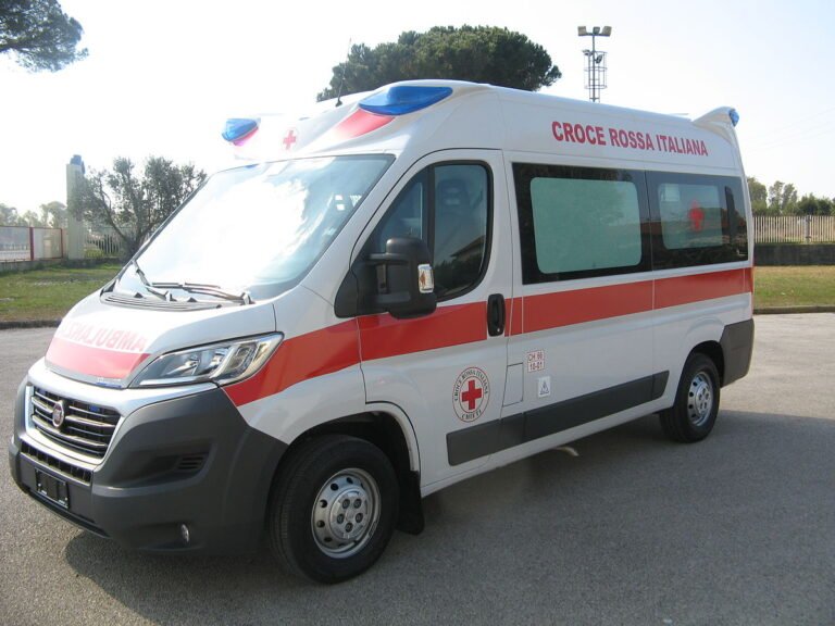 Incidente sul lavoro a Fiumedinisi: operaio infilzato da un paletto di legno