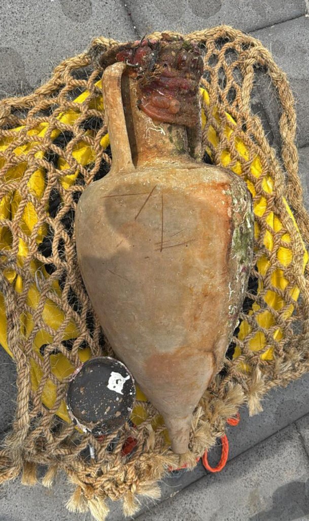 Archeologia subacquea, recuperata anfora a rischio furto a Filicudi. 2 Anfora greco italica Filicudi