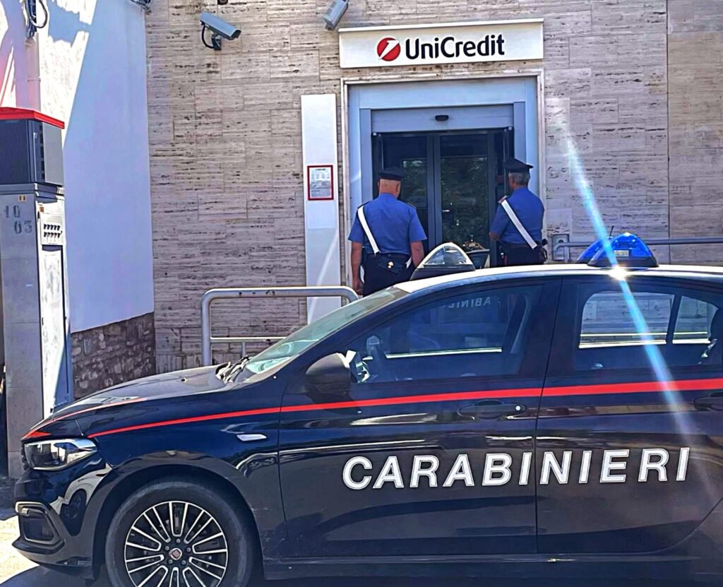 Prendono in ostaggio una donna e tentano di rapina una banca del messinese. Arrestato uno dei due malviventi 2 FOTO UNICREDIT