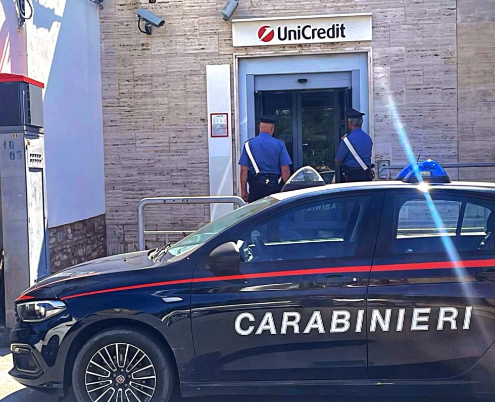 Prendono in ostaggio una donna e tentano di rapina una banca del messinese. Arrestato uno dei due malviventi 1 FOTO UNICREDIT