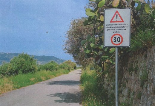 Viabilità, furto di segnaletica stradale verticale collocata sulla strada di penetrazione agricola 16 Croce di Sauro – Fiumara - Brolo 1 Furto segnaletica stradale S.P.A. 16 5