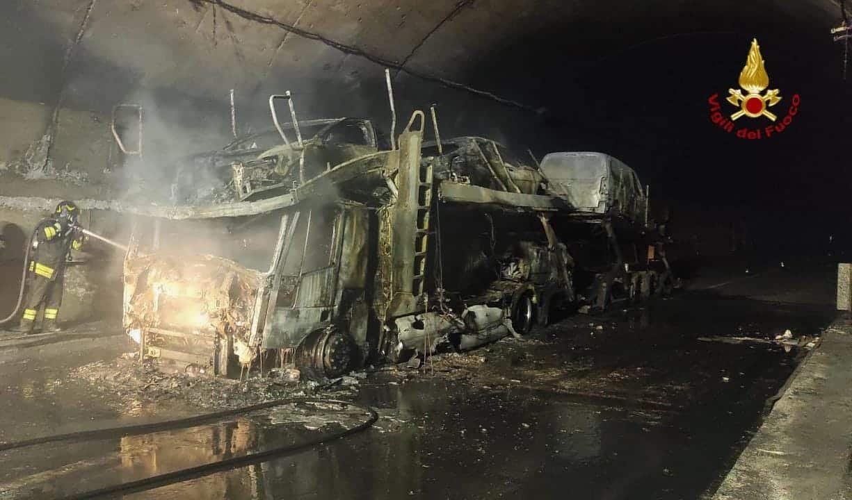 Bisarca in fiamme in autostrada nella galleria Calavá 5 IMG 20240905 WA0055