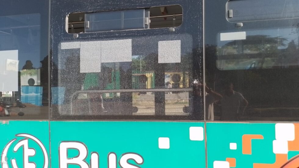 Sasso contro bus in transito nella zona di Villa Dante: nessun ferito ma tanta paura per l'autista 1 IMG 20240927 WA0043