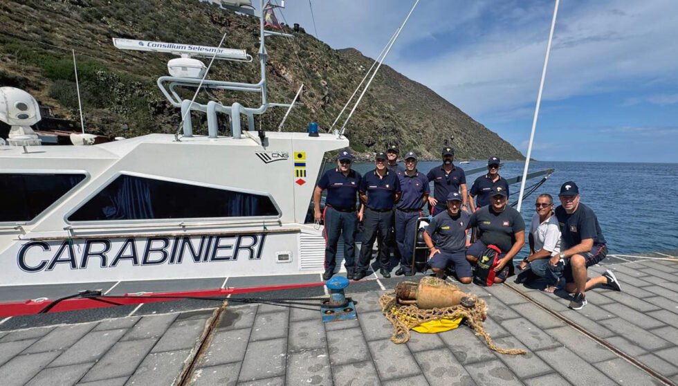 Archeologia subacquea, recuperata anfora a rischio furto a Filicudi. 1 Recupero anfora filicudi