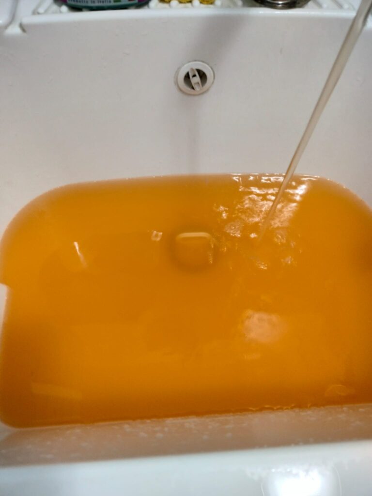 Messina - In via Reggio Calabria l'acqua è marrone. Gioveni, "Richiesto controllo ad assessore Caminiti" 2 acqua marrone
