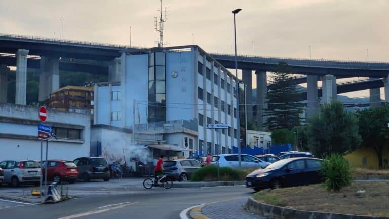Tragedia a Giostra, non ce l'ha fatta il 13enne caduto dal monopattino: lutto in città